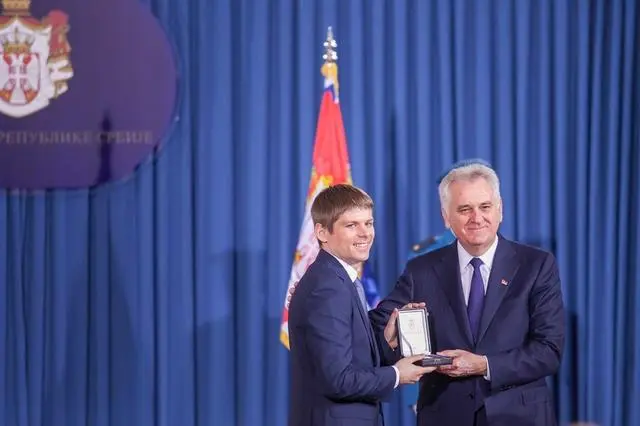 Médaille d’or du Mérite reçue par le Président de la république serbe